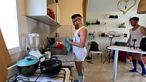 Pasivo musculoso y culo ardiente recibe una paliza anal de su novio en la cocina - Con Alex Barcelona y Nikelaos